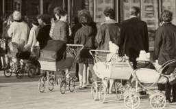 Foto: Schlange mit Müttern und Kinderwagen