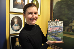 Foto: Anke Grodon hält das Buch in der Hand.