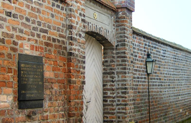 Foto: Stadtmauer mit Gedenktafel