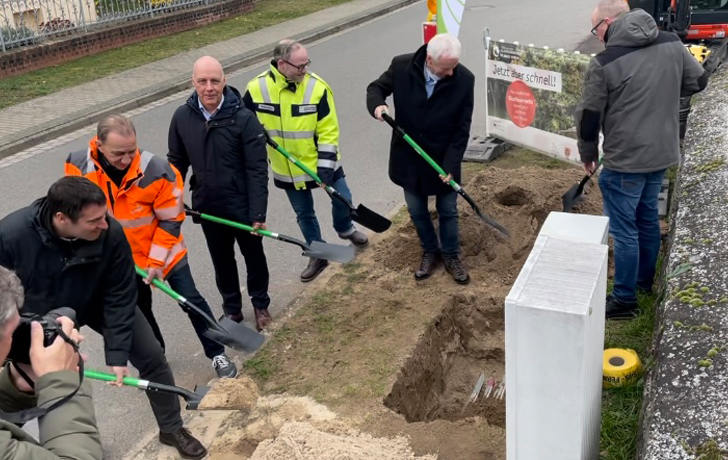 Foto: symbolische Schließung des letzen Baggerlochs