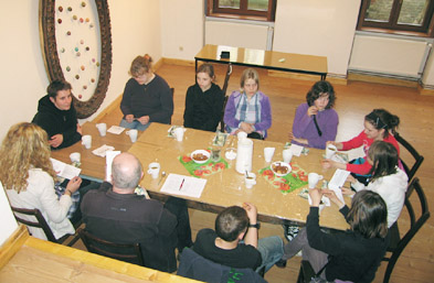 Foto: Jugendliche im Arbeitsgespräch in der Galerie