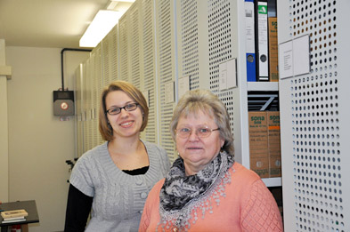 Foto: Porträt der 2 Frauen vor den Regalen