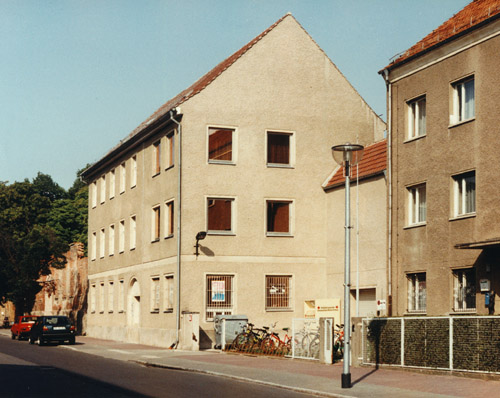 Foto: dreistöckiges Gebäude