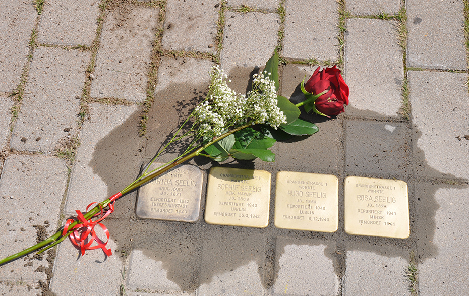 Foto: 4 Stolpersteine und eine rote Rose