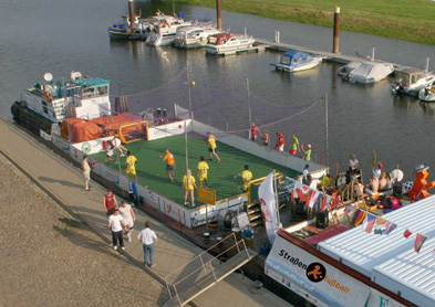 Foto: Kleinfeldfußballanlage auf einem Schubschiff