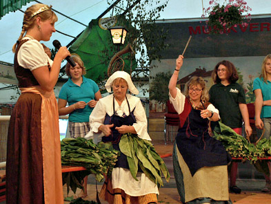 Foto: Frauen beim Tabakbrechen