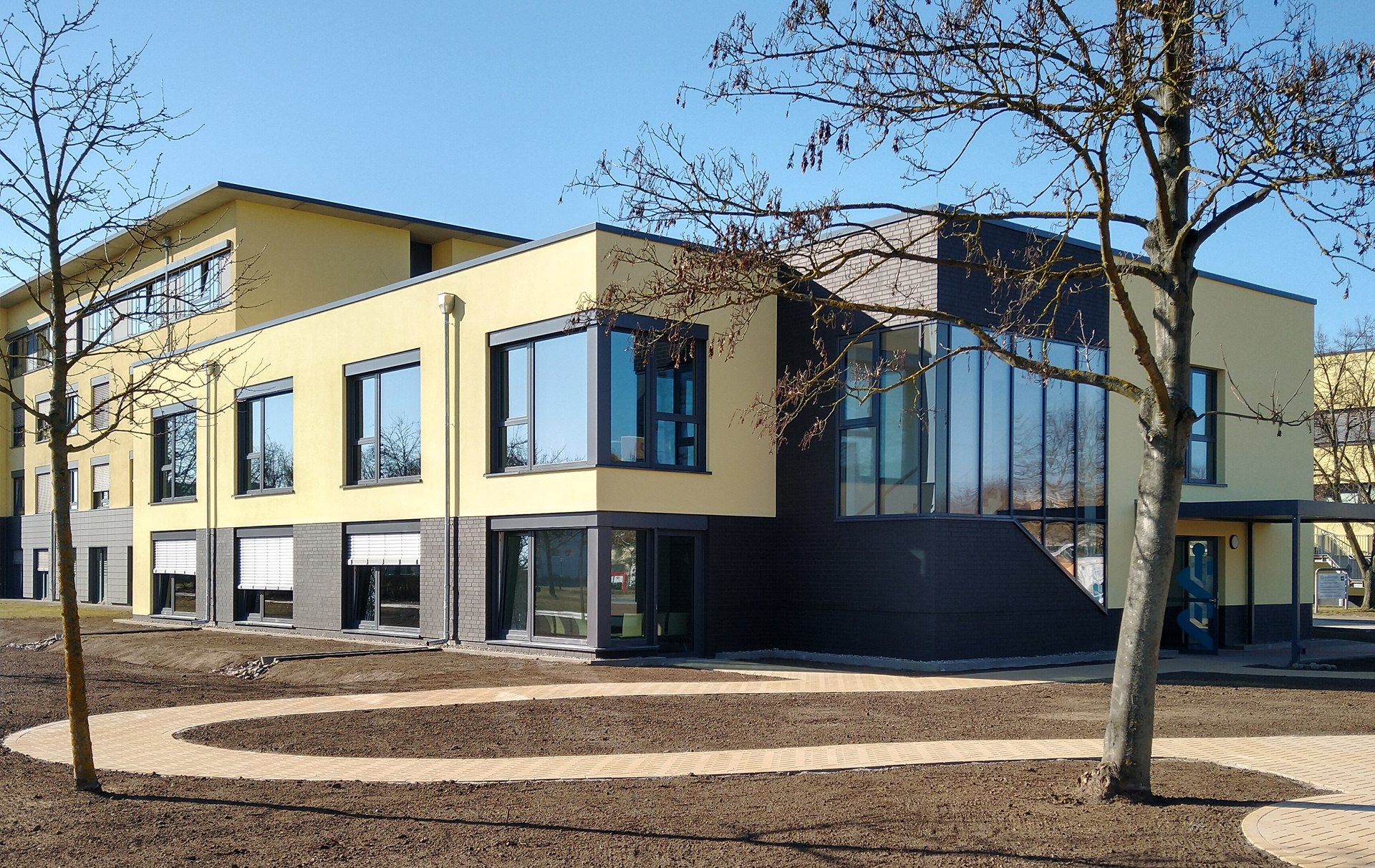 Foto: Neubau mit Außenanlagen Foto: Neubau mit Außenanlagen