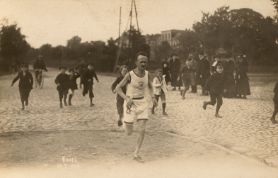 Foto: Teichmann in Sportkleidung beimLauf, gefolgt von mehreren Kindern