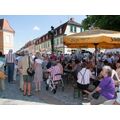 Foto: reichlich Publikum auf dem Vierradener Platz mit der Mittsommerstange