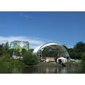 Foto: Bühnenturm und überdachte Parkbühne, vom Wasser aus