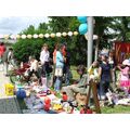 Foto: Kinder sitzen auf Decken und verkaufen ihr Spielzeug.