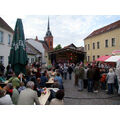 Foto: der Flinkenberg als Festplatz mit Bühne