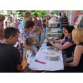 Foto: Familie am Bastelstand