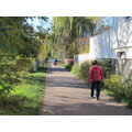 Foto: Uferweg mit Spaziergängerin und Radfahrern