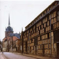 Foto: Häuserzeile mit Blick auf die katholische Kirche