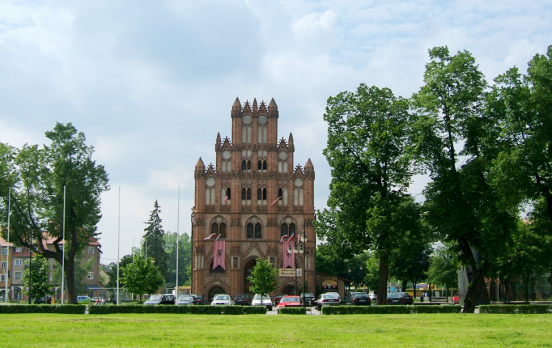 Foto: rotes Backsteingebäude 