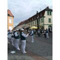 Foto: Spielmannszug spielt vor der Mittsommerstange.