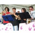 Foto: 3 Musiker spielen Trompete, einer Saxophon.