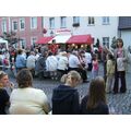 Foto: Besucher sitzen auf Bänken am Flinkenberg.