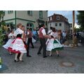 Foto: Männer und Frauen tanzen in Trachten.