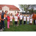 Foto: Kinder stehen auf der Wiese und warten auf den Start.