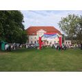 Foto: Wiese vor dem Schloss mit Start- und Zieltor