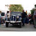 Foto: Herr und Frau Hohaus schieben ihren Oldtimer durch die Vierradener Straße.