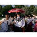 Foto: Pärchen in Cowboykleidung marschieren auf.