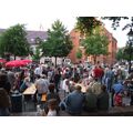 Foto: viele Menschen auf dem Vierradener Platz