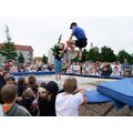 Foto: Mann und Junge beim Trampolinspringen