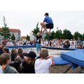 Foto: Mann und Junge beim Trampolinspringen