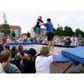 Foto: Mann und Junge beim Trampolinspringen