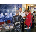 Foto: Zwei Schüler stehen am Bundeswehr-Stand und informieren sich.