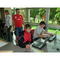 Foto: Zwei Jungs sitzen an Laptops.