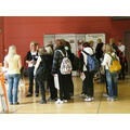 Foto: Schüler der Gesamtschule Talsand stehen an einem Stand und informieren sich.