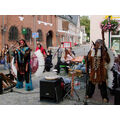 Foto: Gruppe singt vor Publikum auf der Straße