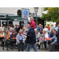 Foto: Oktoberfestbesucher sitzen auf Bänken