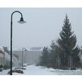 Foto vom 23. Dezember 2012: Blick auf den Kietz mit Straßenlaterne, Galerie-Speicher und Tannenbaum