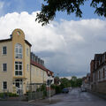 Foto vom 9. Mai 2014: regennasse Straße und weiße Wolke am Himmel