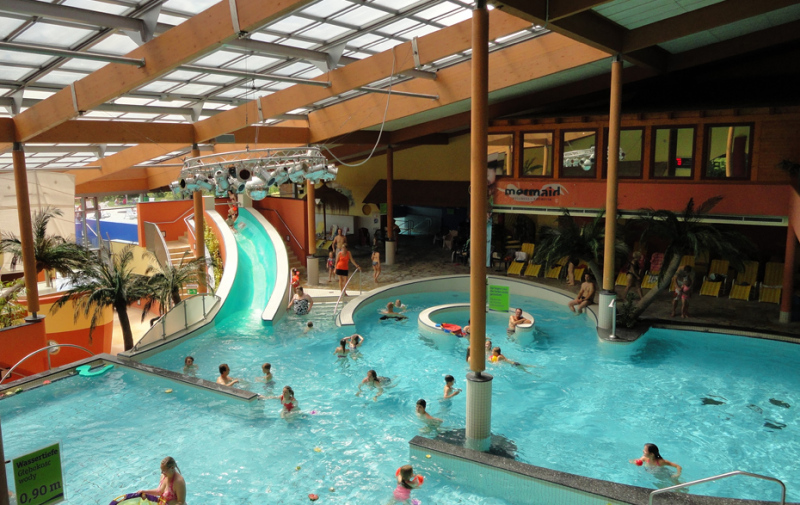 Foto: Schwimmbecken mit Rutsche Foto: Schwimmbecken mit Rutsche