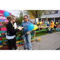 Foto: Verteilung von Gutscheinen beim Family Day