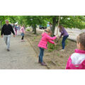 Foto: Kinder bei gärtnerischer Arbeit