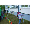 Foto: Kinder beim Anlegen der Wiese.