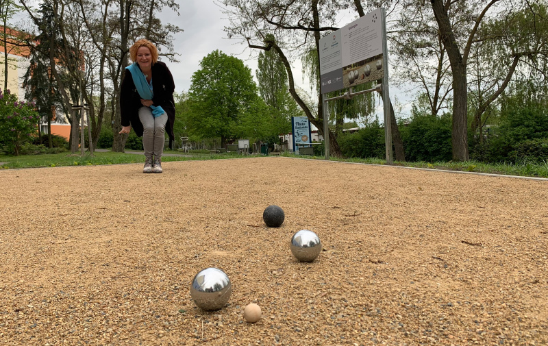 Foto: Frau beim Boule-Spielen Foto: Frau beim Boule-Spielen