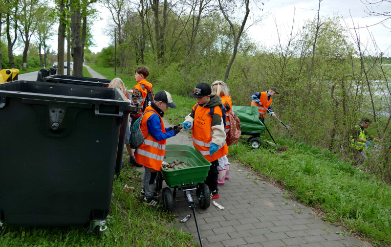 Foto: Kinder beim Müllsammeln im Nationalpark Foto: Kinder beim Müllsammeln im Nationalpark