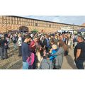 Foto: viele Personen auf dem Gutshof