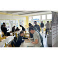 Foto: mehrere Gruppen arbeiten im Klassenraum