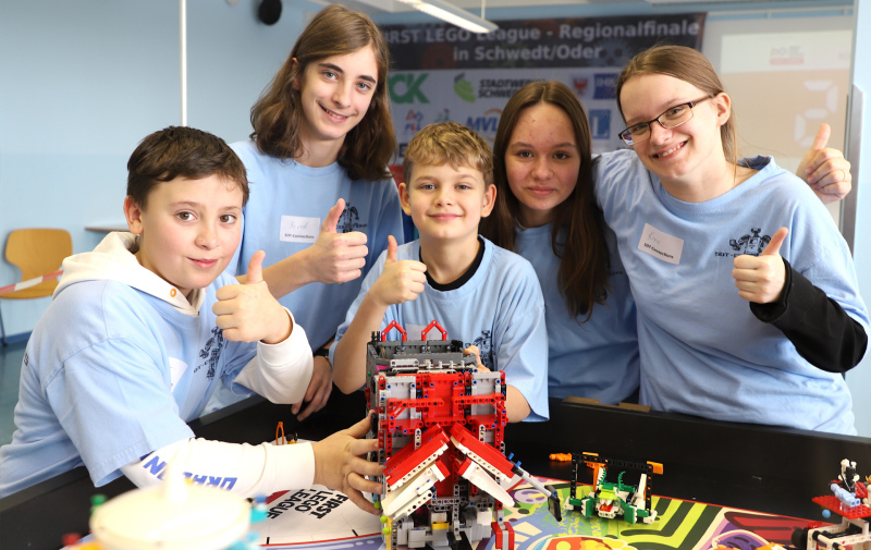 Foto: Team mit seinem Roboter