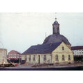 Foto: Berlischky-Pavillon mit Gebäude davor