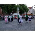 Foto: Pärchen in Spreewaldtracht umtanzen die Stange.